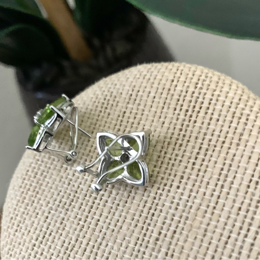 Green Peridot Gemstone Silver Flower Earrings - Picture 5 of 6